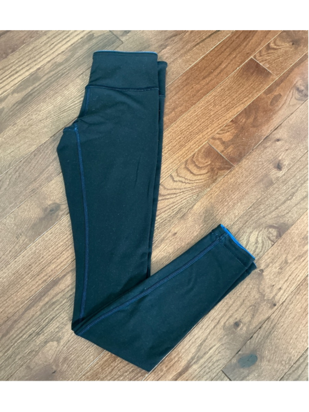 Women's Lululemon Black and Blue Reversible Leggings Size 6L